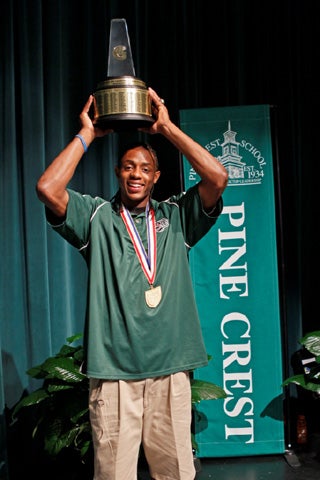 Brandon Knight of Pine Crest School, raises his
trophy in celebration after being named the
2008-09 Gatorade National Boys Basketball Player
of the Year, Tuesday, March 31, 2009 in Fort
Lauderdale, Florida.