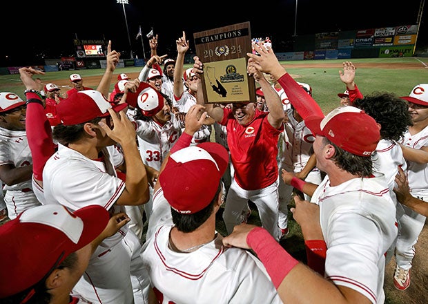 Corona head coach Andy Wise raises the Southern Section championship plaque with his team after beating Harvard-Westlake 5-0 in the title game. (Photo: Heston Quan)
