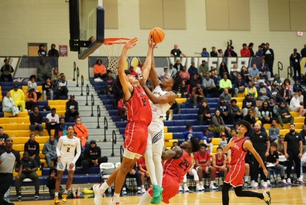 Top-ranked sophomore Cameron Boozer meets top-ranked senior Isaiah Collier at the rim. (Photo: Michael Mixon)