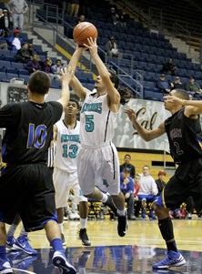 Wahied Emran shoots game-winning
jumper in Deer Valley's 55-54 win
over Newark Memorial at Haas
Pavilion on Monday.