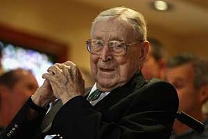 John Wooden enjoys a game in 2008