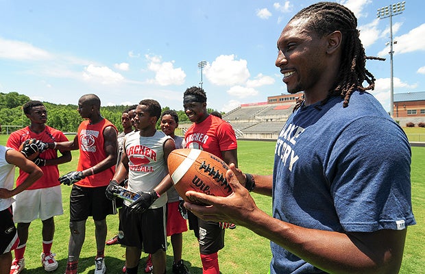 Roddy White delivers some pointers to Archer football players.