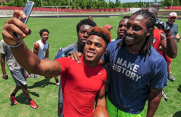 Roddy White poses for a photo with Archer players.