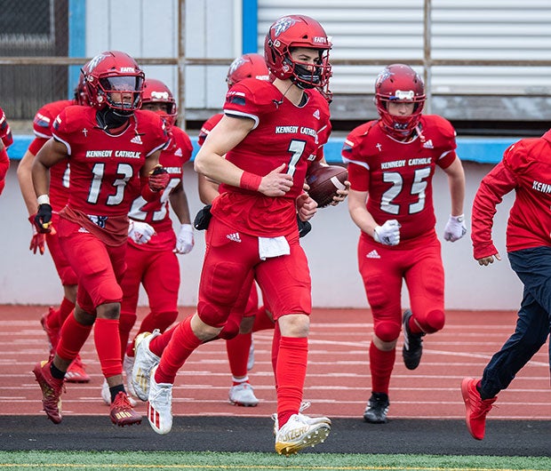 Huard leads his teammates onto the field before the game. 