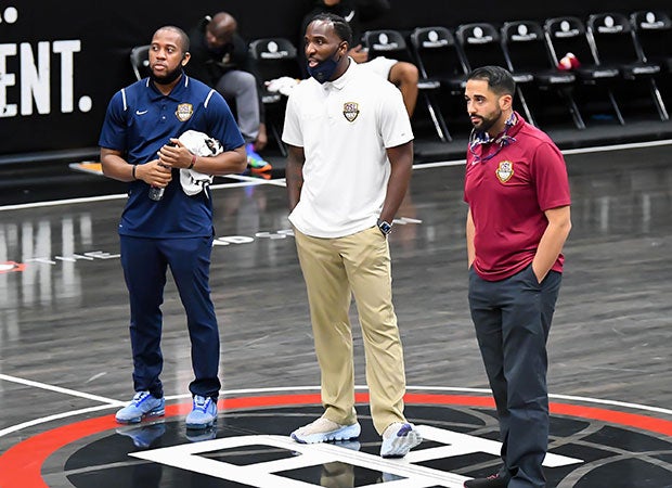 Head coach Pete Wehye (middle)