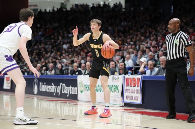Gabe Cupps (0) sets up the play for No. 4 Centerville in the OHSAA Division I state title game.
