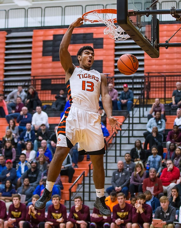 Mark Smith of Edwardsville (III.) finishes a one-handed dunk during a game against DeSmet Jesuit. 