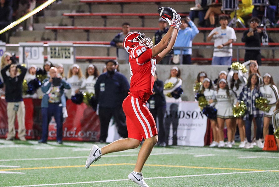 Mater Dei's Tyler Fritz pulls down the game-winning two-point conversion. (Photo: Rene Morales)