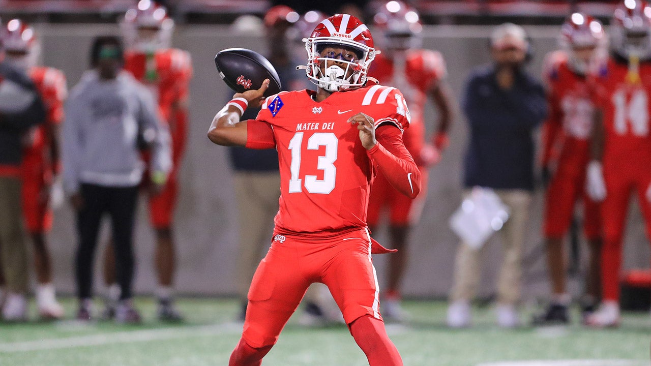 FOOTBALL: Mater Dei stuns Bosco 