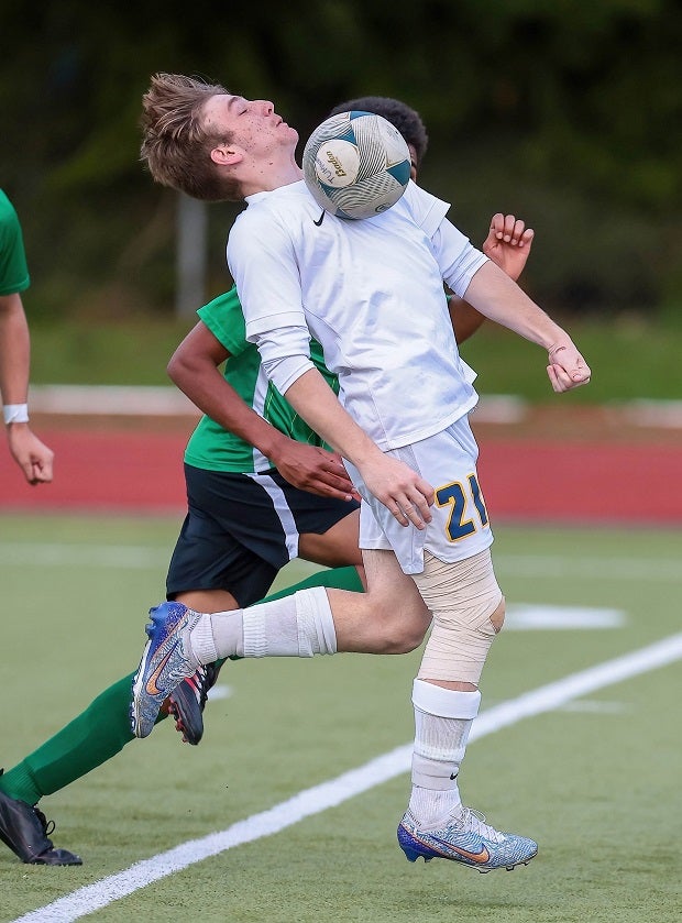 An Aberdeen player catches ball on chest as the Bobcats battled Tumwater in Washington State soccer action. (Photo: Vince Pugliese)