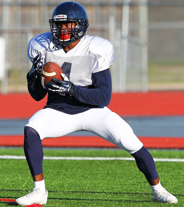 Defensive back Jaylon Jones