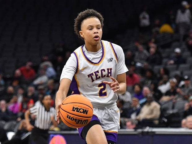 Taliyah Logwood led Oakland Tech with 16 points in the Bulldogs' 75-52 win over Santiago on Friday. (Photo: David Steutel)