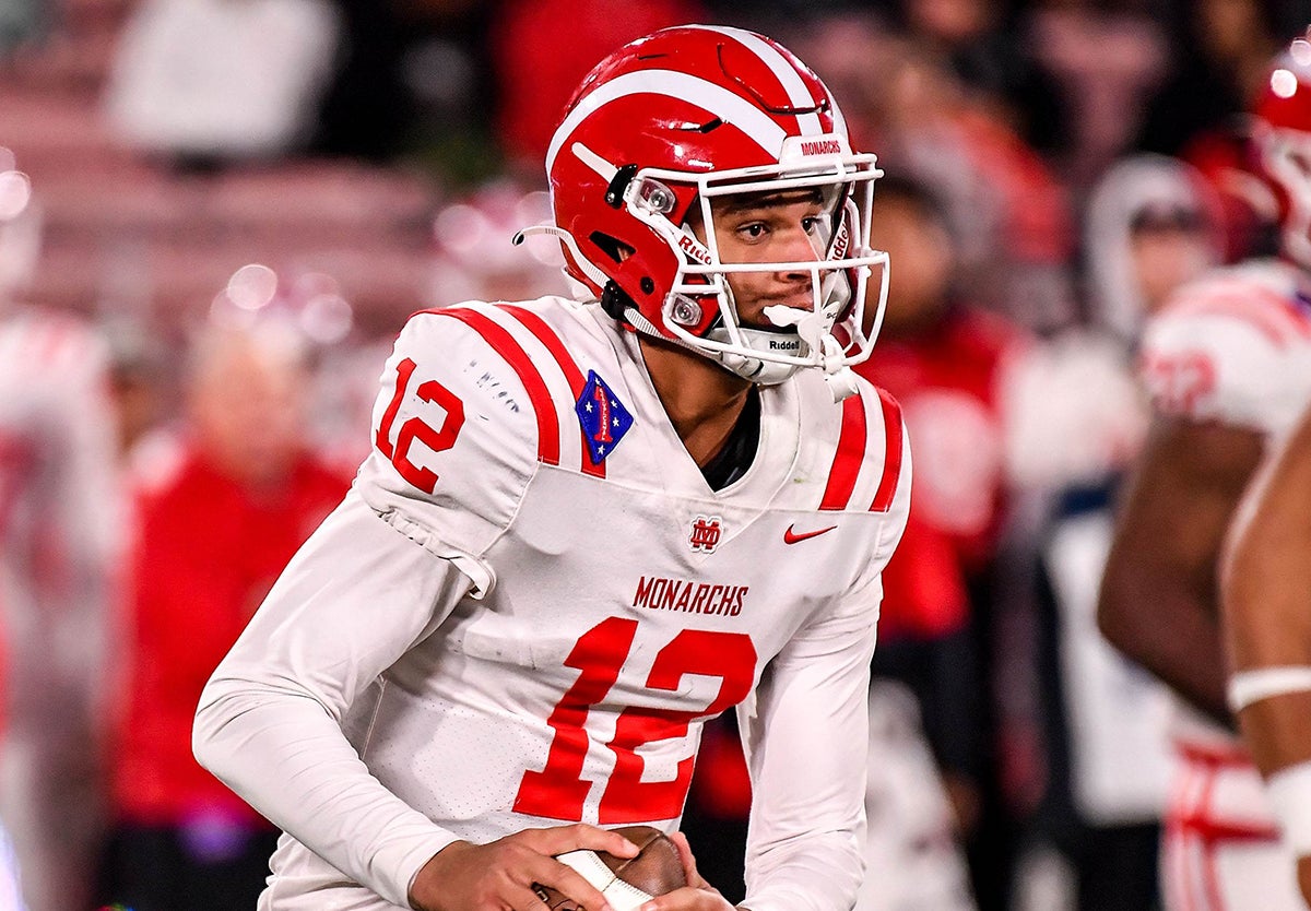 With Elijah Brown under center, Mater Dei piled up 38.5 points per game in 2022. The Monarchs enter the season at No. 1 nationally and in the CIF Southern Section MaxPreps Top 25 rankings. (Photo: Louis Lopez)