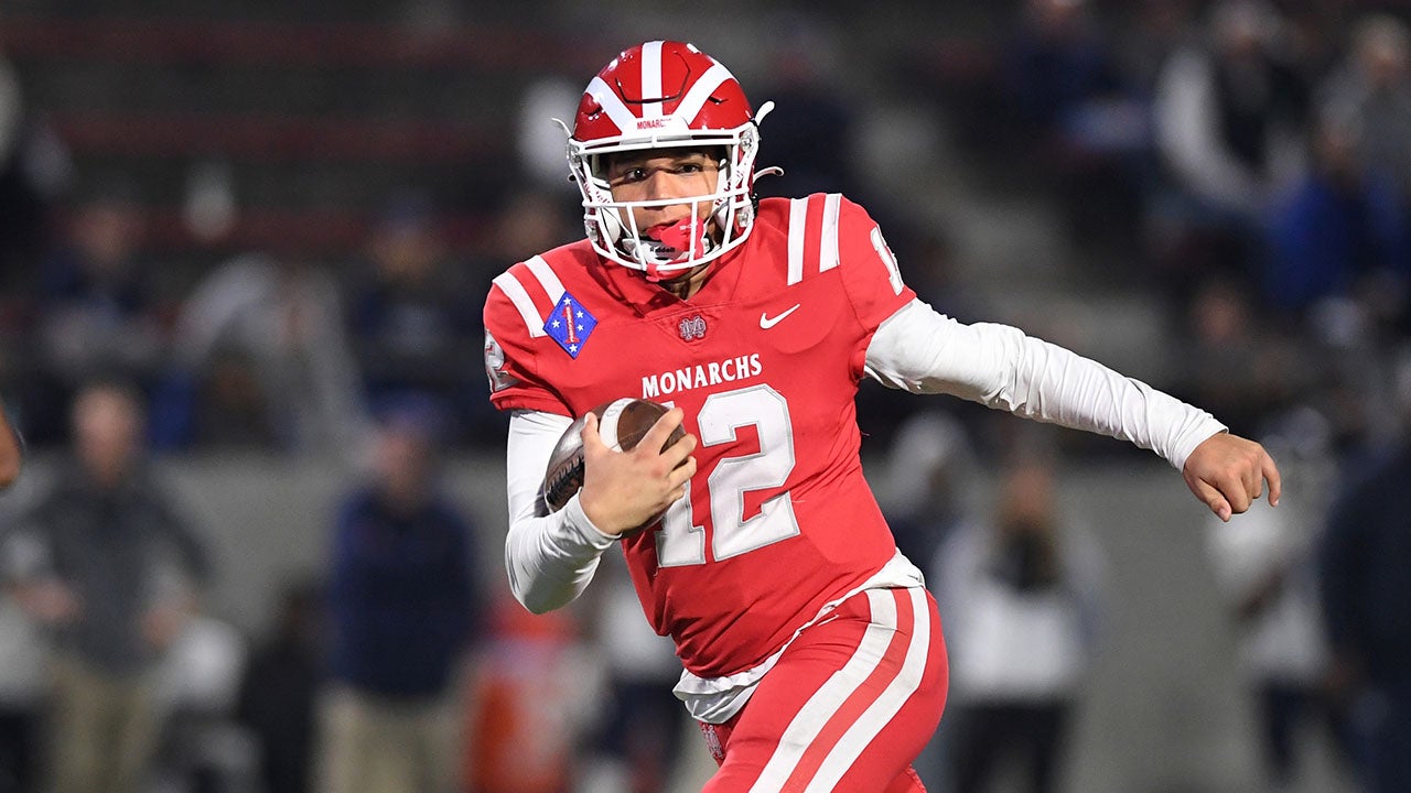 High school football: No. 5 Mater Dei turns the tables, beats No. 3 St. John Bosco 35-7 in Southern Section Division 1 final