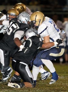 The Hamilton defense, with eight
underclassmen, held Desert Vista
to just 150 yards rushing.