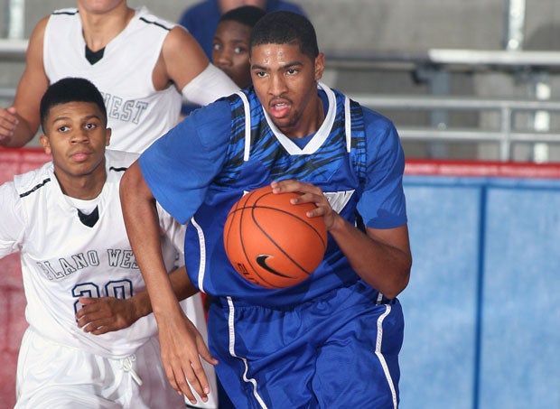 Dedric Lawson and Hamilton of Memphis face four-time defending Illinois 4A state champ Simeon on Saturday at the Chicago Elite Classic.