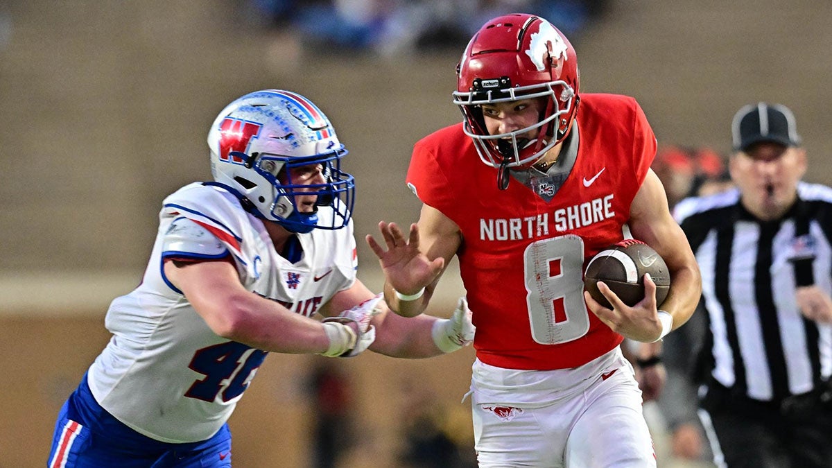 North Shore wide receiver David Amador runs down the sideline against Westlake in the Texas 6A Division 1 semifinals. (Photo: Tom Dendy)