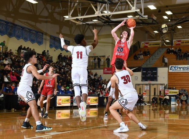 Oregon foes Lake Oswego and Tualatin battle it out at the Les Schwab Invitational in 2021.