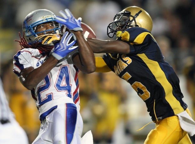 Byrnes' Jazz King (No. 24, left) and Aquinas' Keion Payne battle for a pass.