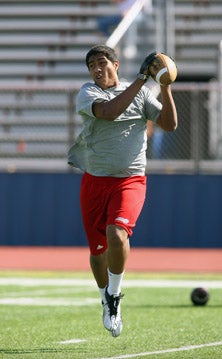 Tight end Ethan Watanabe didn't catch
many balls in his high school system
but showed great hands on Sunday.