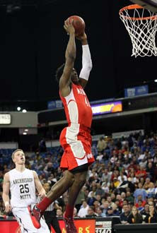Stanley Johnson throws down a dunkSaturday as he led the Monarchs with26 points.