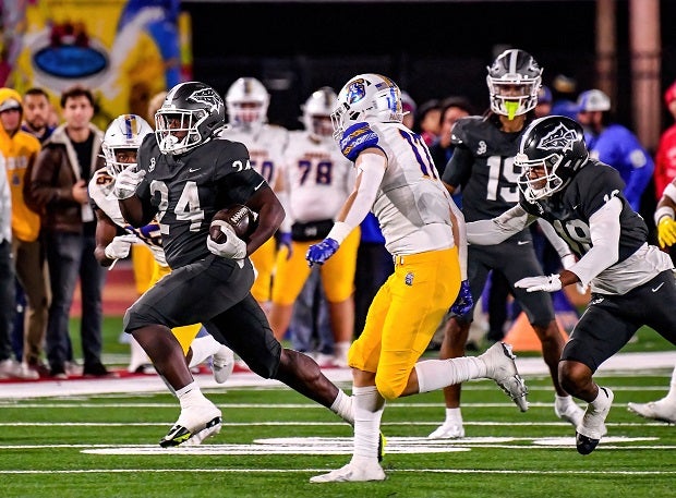 No. 1 St. John Bosco shutout Serra 45-0 behind the running of Khalil Warren in the CIF Open Division finals on Saturday. The win cements the Braves' spot atop the MaxPreps Top 25 rankings. (Photo: Louis Lopez)