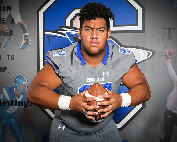 Defensive tackle Chris Manoa