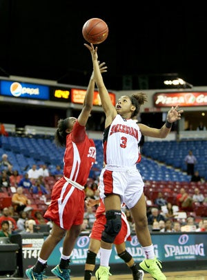With double-figure scoring outings in four of her
last five games, Minyon Moore has upped her
scoring average to 7.2.