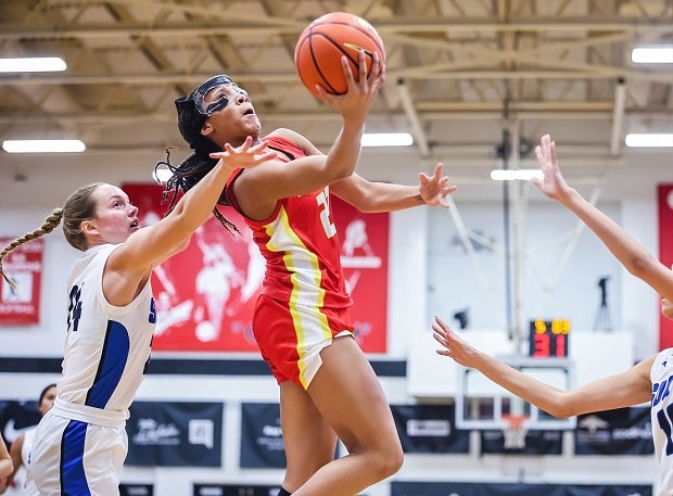 Incarnate Word Academy's Peyton Hill goes in for a layup against South Medford in the final of the 'Iolani Classic. (Photo: Brian Bautista)