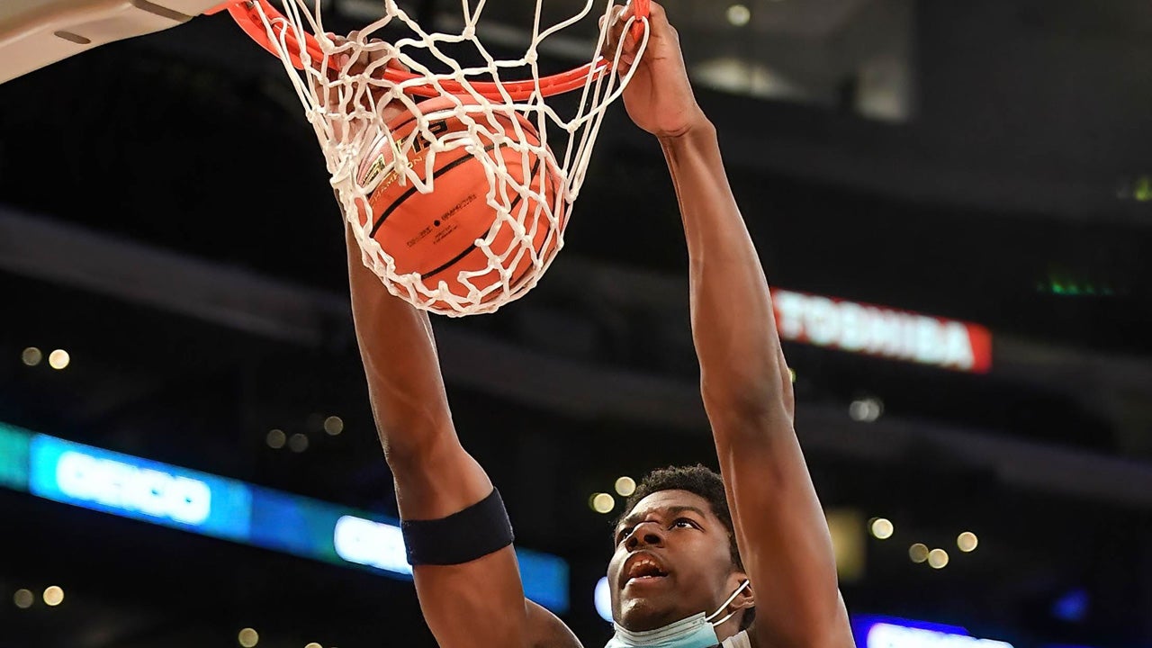 High school basketball: No. 16 Sierra Canyon gains revenge, finals berth with 72-55 win over No. 15 Harvard-Westlake
