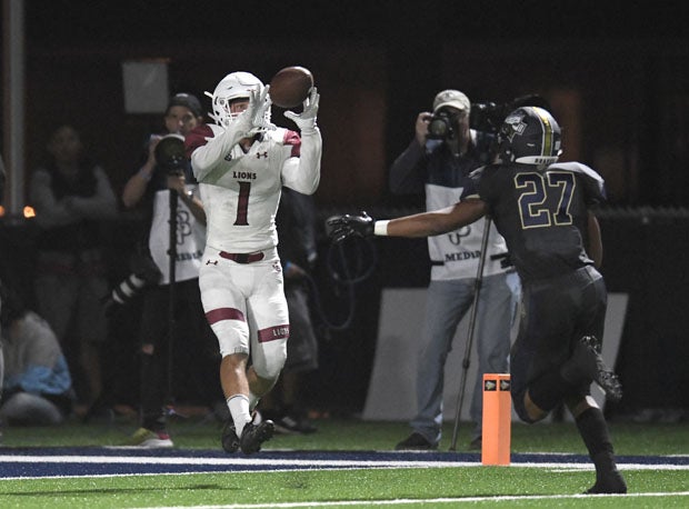 JSerra receiver Tyler Shimomura hauls in touchdown pass that closes the gap to 35-28.