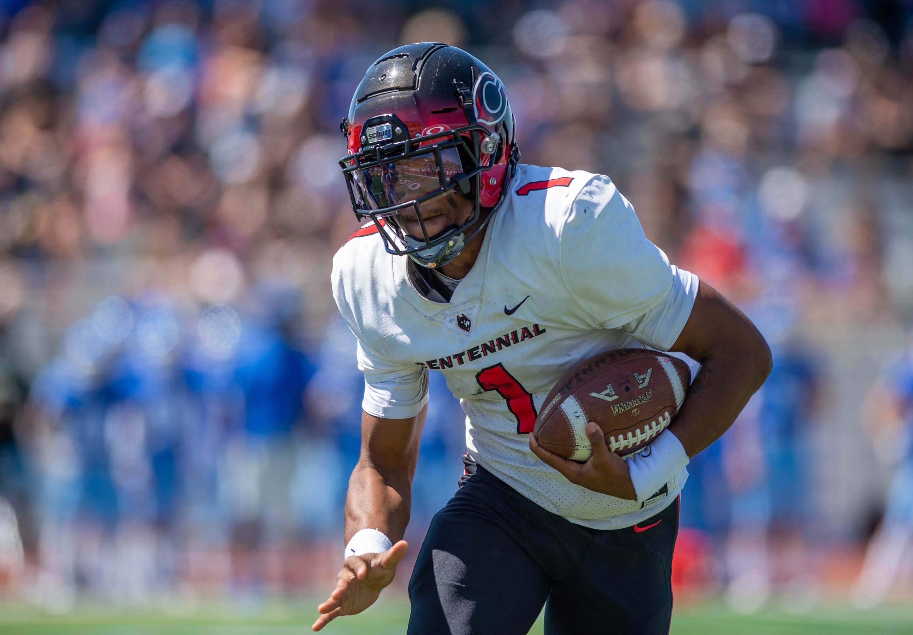 Quarterback Izzy Carter