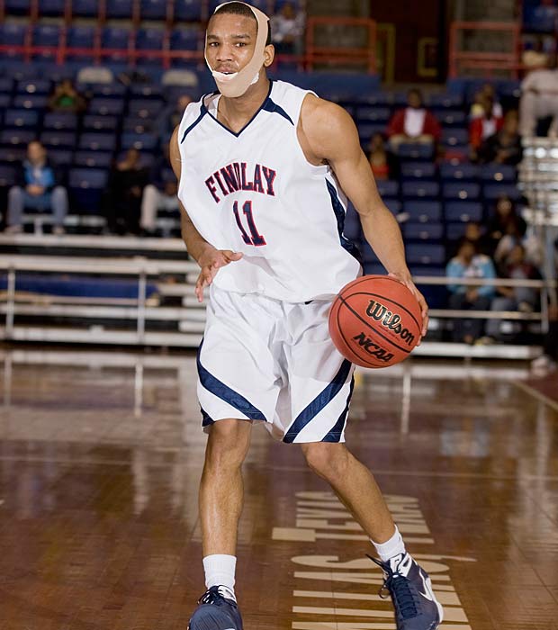 A bandaged-up Bradley in 2009. He averaged 18.9 points per game.