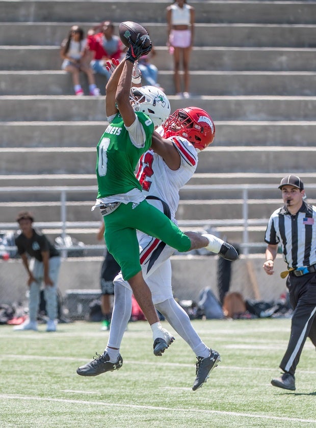 Arbor View defensive back Damien Dixon Jr. breaks up a pass intended for Lincoln wide receiver Isaiah Grant in the Aggies' 45-44 win over the San Diego school in August. (Photo: Rudy Schmoke)