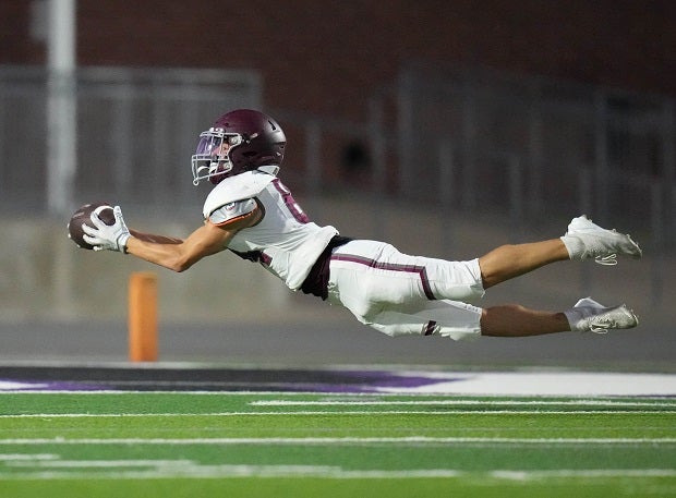 A Magnolia wide receiver lays out to make a 40 yard reception. (Photo: Charles Hernandez)