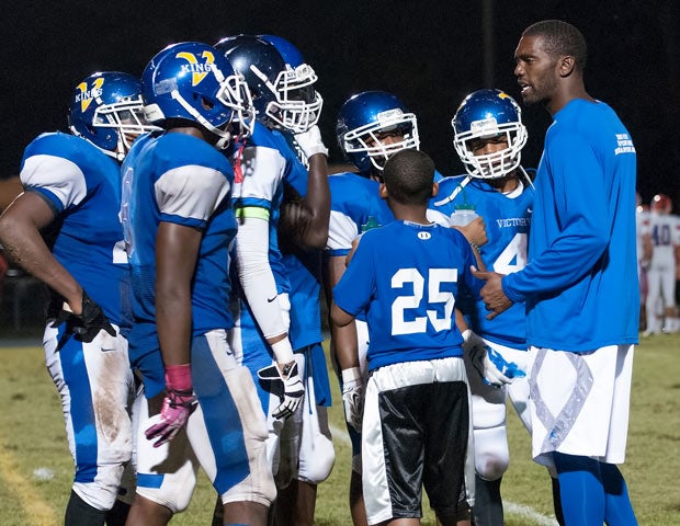 Randy Moss talks to players during a timeout.