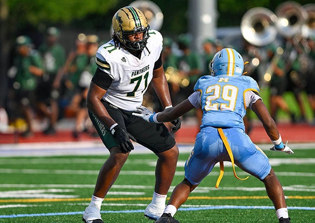 Top 60 Class of 2027 Georgia commit Kelsey Adams anchors an imposing offensive line for Langston Hughes. (PHOTO: Kenny Grimes)