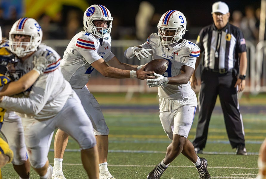 Junior running back Osias Bolton takes the handoff from his quarterback Brody Rudnicki. (PHOTO: Steve Cason)