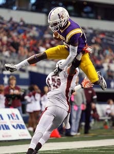 Munday quarterback Dee Paul soars
over a Tenaha defender.