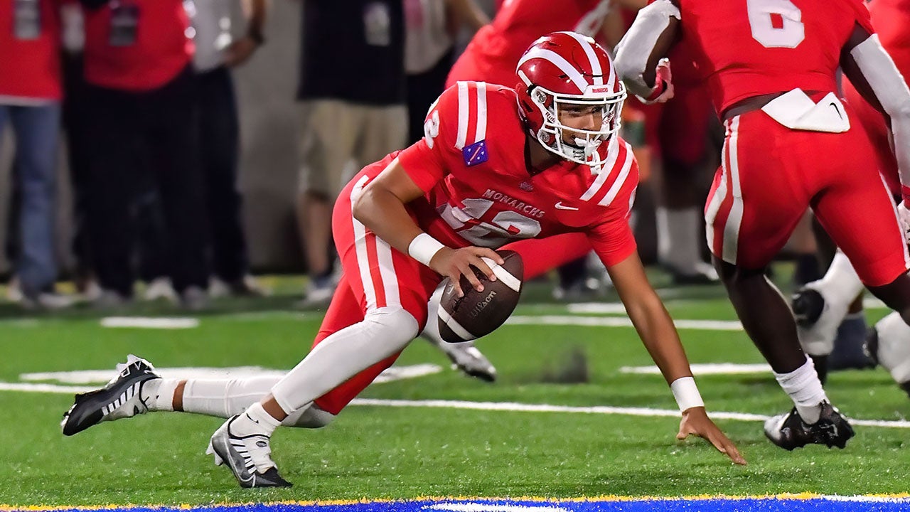 WATCH: No. 2 Mater Dei downs No. 1 St. John Bosco 17-7 in defensive slugfest