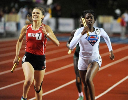Weissenbach fights off Chimere Ezumah in last year's 1,600 relay.