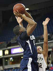 Summit's Dorian Cason had a game-
high 19 points and 10 rebounds.