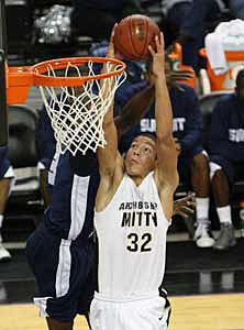 Aaron Gordon sends down dunk en
route to scoring team-high 17
points.