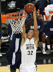 Aaron Gordon sends down dunk en
route to scoring team-high 17
points. 