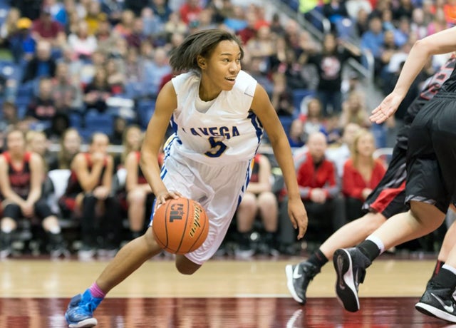 Calveion Landrum of Waco La Vega (Texas) guided her team to three wins last week, helping the Pirates improve to 32-2 overall. The captain finished the session by averaging 27.0 points, 5.3 rebounds, 4.0 assists, 4.0 steals, and 1.7 blocks.