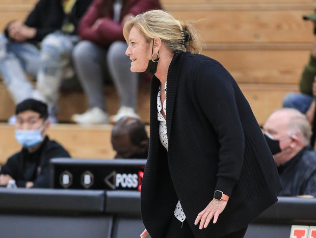 Melissa Hearlihy won her 800th game as girls basketball coach on Saturday.