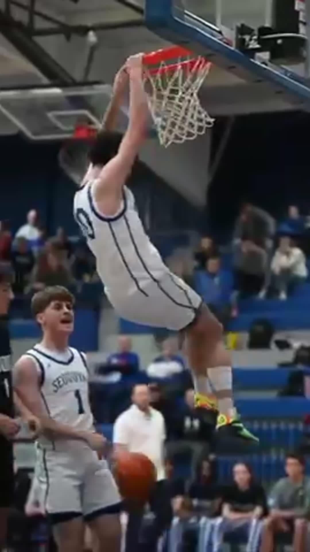 Full curt pass to Eestyn finished dunk