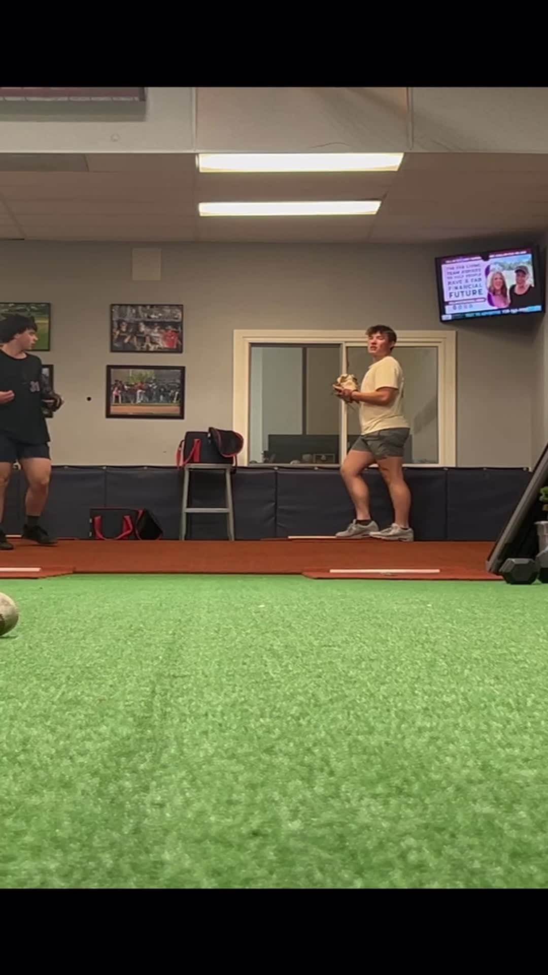 5'10  RHP