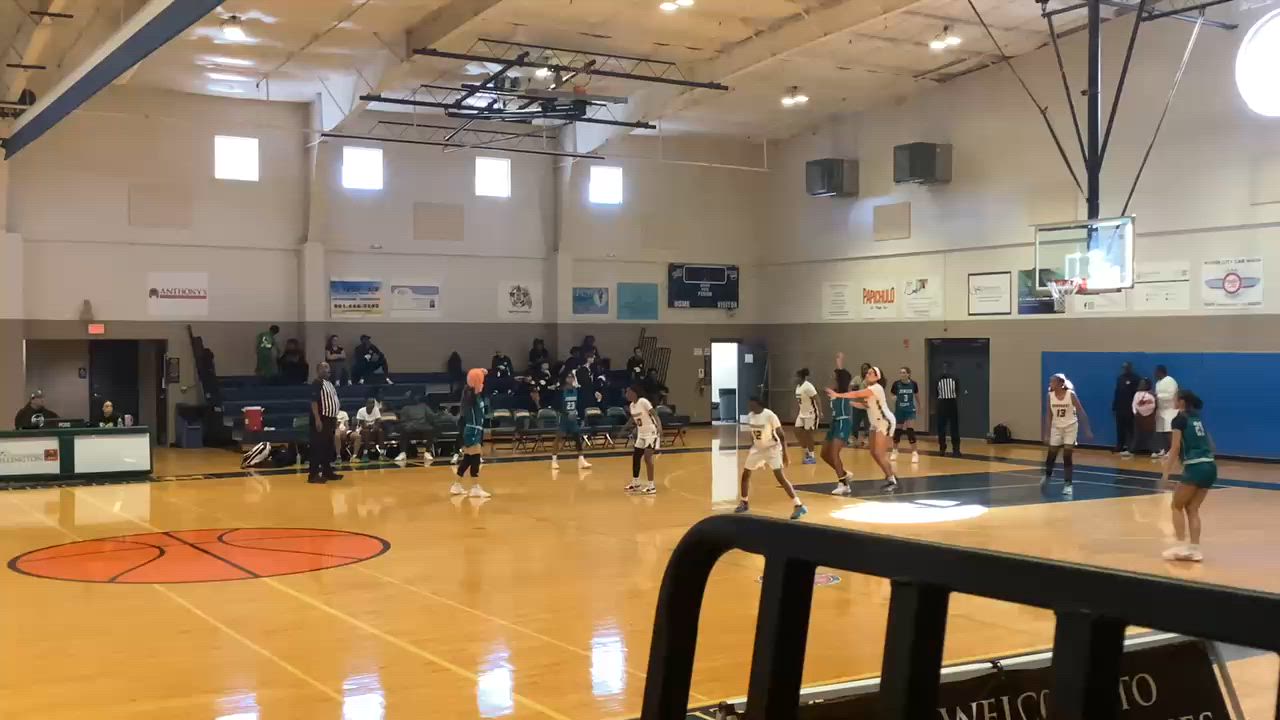 Mo McFadden shows her range on left wing 3 pointer