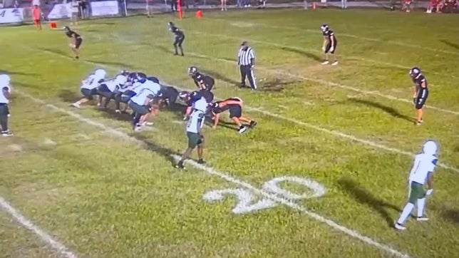 #15 makes a big play with a TD pass to #1 deep in the endzone !